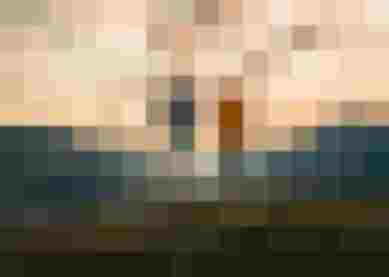 Paar hält sich beim Sonnenuntergang in den Bergen an den Händen