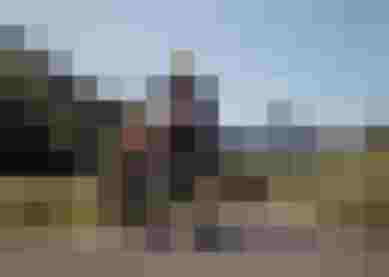 Mountainbiker fahren auf Asphaltstraße durch alpines Tal