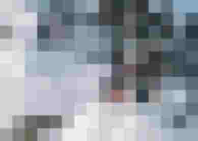 Snowboarder und Skifahrer auf verschneitem Berggipfel