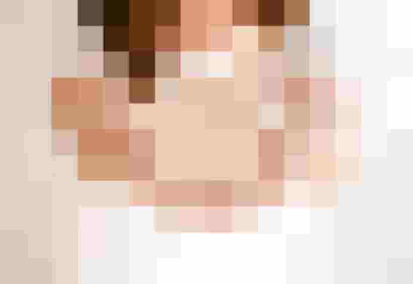 Person hält kleines Holzhaus in den Händen