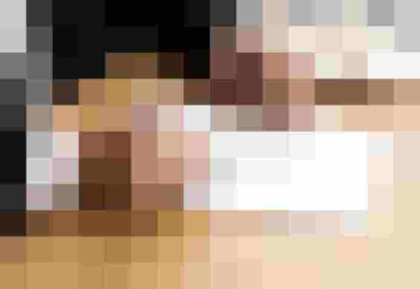 Geschäftsmann unterschreibt Dokument auf Holztisch