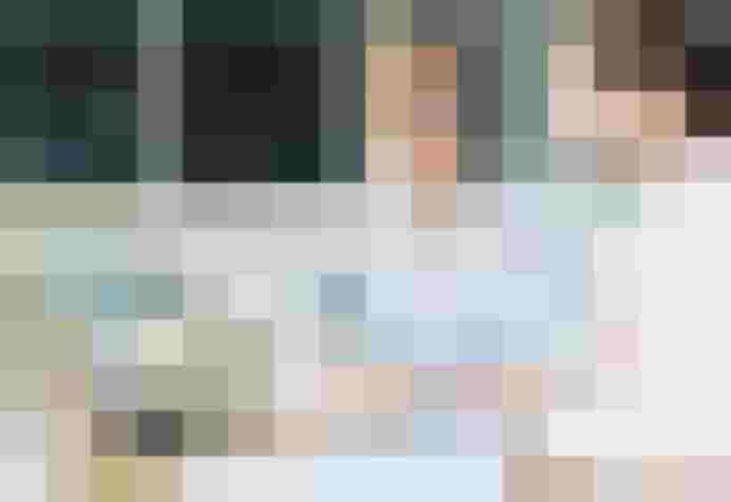 Zwei Frauen besprechen Vertragsunterlagen im Büro