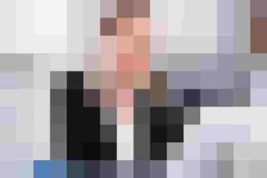 Frau telefoniert im modernen Büro am Laptop